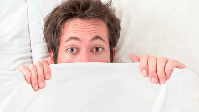 Der Mann ist schüchtern der Größe des Penis