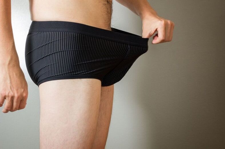 Mann betrachtet Penis nach Vergrößerung mit Limonade